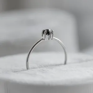 Minimalistický prsten se salt and pepper diamantem ve tvaru hexagon HEXI