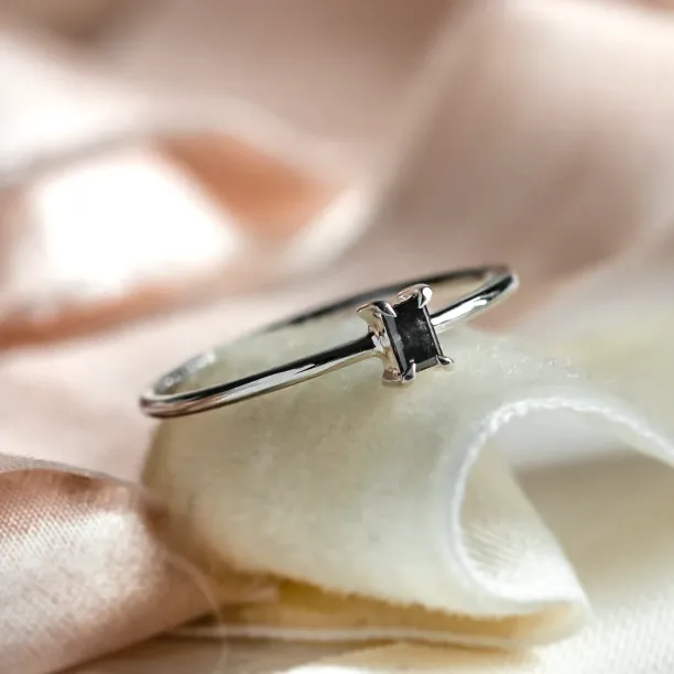 Detailní záběr zásnubního prstenu RETTI z bílého zlata se salt'n'pepper diamantem