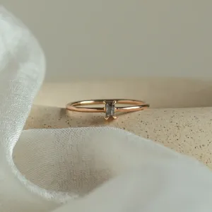 Šikmý pohled na prsten RETTI z růžového zlata se salt'n'pepper diamantem