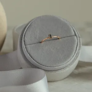 Šikmý pohled na zásnubní prsten RETTI se salt'n'pepper diamantem