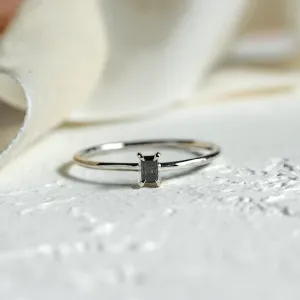 Detailní záběr zásnubního prstenu RETTI se salt'n'pepper diamantem