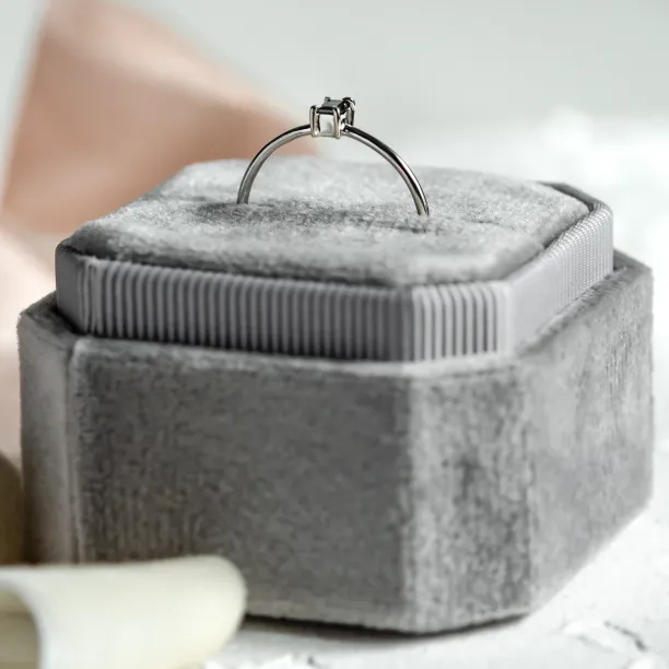 Boční pohled na zásnubní prsten RETTI se salt'n'pepper diamantem