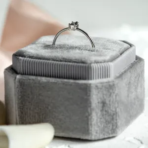 Boční pohled na zásnubní prsten RETTI se salt'n'pepper diamantem