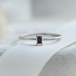 Zřetelný pohled na minimalistický zásnubní prsten RETTI se salt'n'pepper diamantem