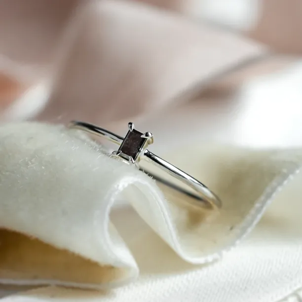 Detailní záběr zásnubního prstenu RETTI a jeho salt'n'pepper diamantu