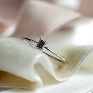 Detailní záběr zásnubního prstenu RETTI a jeho salt'n'pepper diamantu