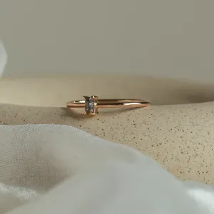 Boční pohled na minimalistický prsten RETTI se salt'n'pepper diamantem