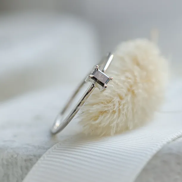 Detailní šikmý pohled na prsten RETTI a zasazení salt'n'pepper diamantu