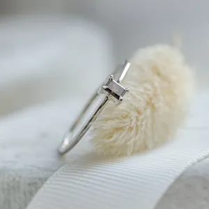 Detailní šikmý pohled na prsten RETTI a zasazení salt'n'pepper diamantu