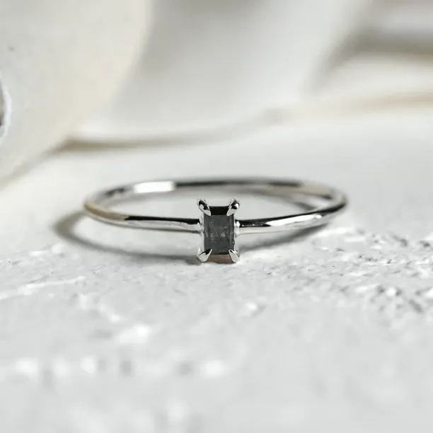 Minimalistický zásnubní prsten RETTI se salt'n'pepper diamantem