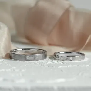 Snubní prsteny BUGGY s baguette diamanty ze 14K bílého zlata, zobrazené odděleně