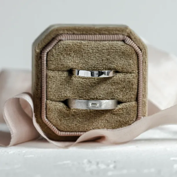 Detail snubních prstenů BUGGY s baguette diamanty zobrazených společně
