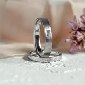 Detail snubních prstenů BUGGY s baguette diamanty a kontrastními povrchy