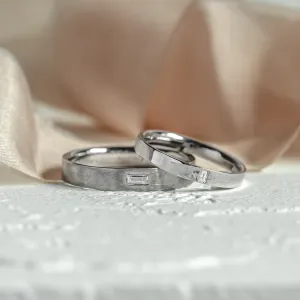 Snubní prsteny BUGGY s baguette diamanty společně v šikmém pohledu
