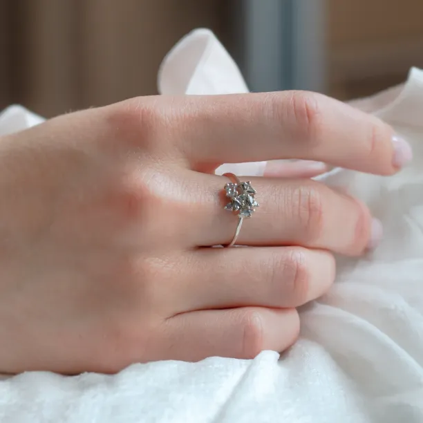 Cluster prsten TASHA se salt and pepper diamanty na ruce