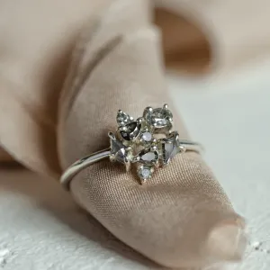 Detail cluster prstenu TASHA se salt and pepper diamanty