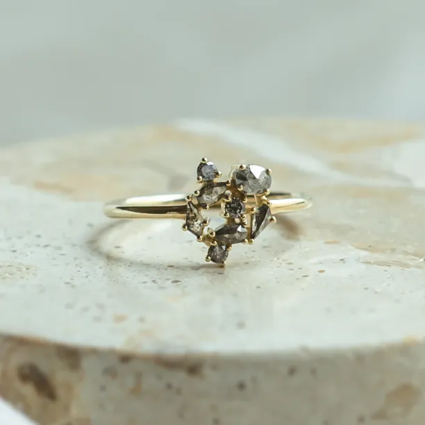 Výrazný cluster prsten se salt and pepper diamanty TASHA