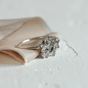 Šikmý pohled na cluster prsten se salt and pepper diamanty
