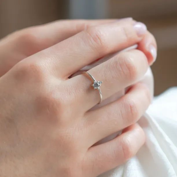 Cluster prsten ORESTE se salt and pepper diamanty na ruce