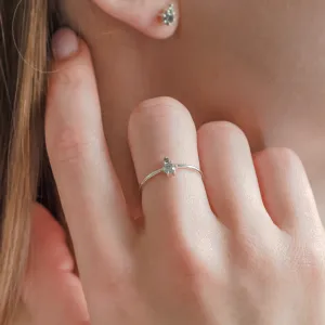Cluster prsten ORESTE se salt and pepper diamanty na prstu