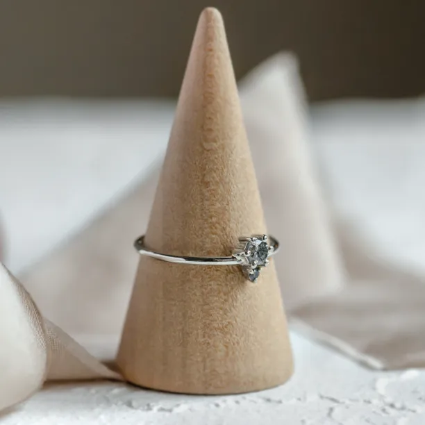 Cluster prsten ORESTE se salt and pepper diamanty na prstenovém stojánku