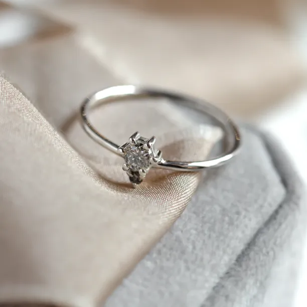 Detailní šikmý pohled na cluster prsten ORESTE se salt and pepper diamanty