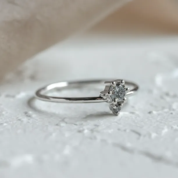 Cluster prsten ORESTE se salt and pepper diamanty, šikmý pohled