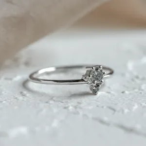 Cluster prsten ORESTE se salt and pepper diamanty, šikmý pohled