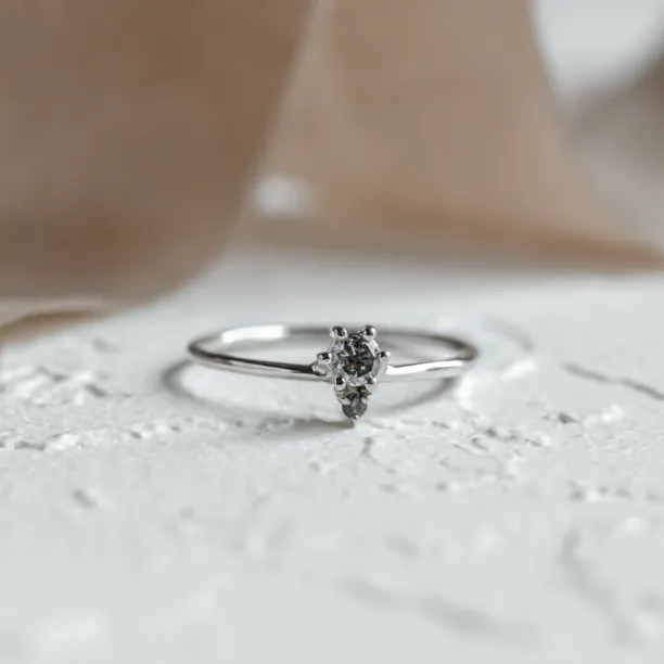 Detailní záběr na cluster prsten ORESTE se salt and pepper diamanty