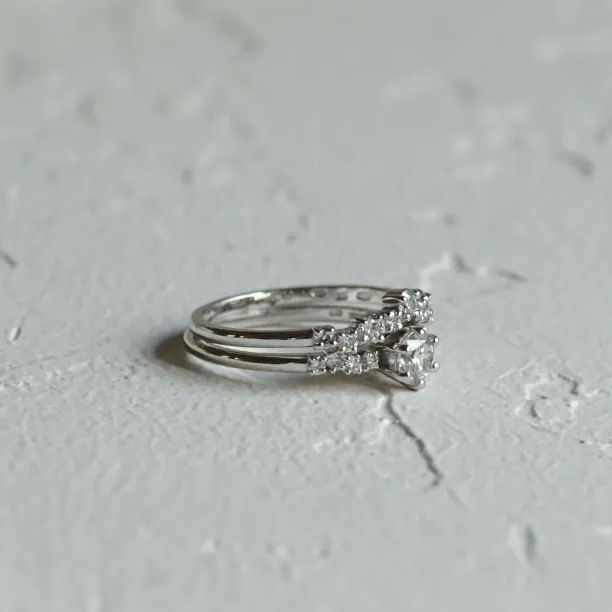 Detailní šikmý pohled na zásnubní set s diamanty GABRIELE