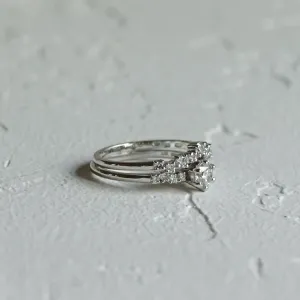 Detailní šikmý pohled na zásnubní set s diamanty GABRIELE