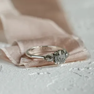 Detail zásnubního prstenu AURELIO s bočními diamanty tvaru pear