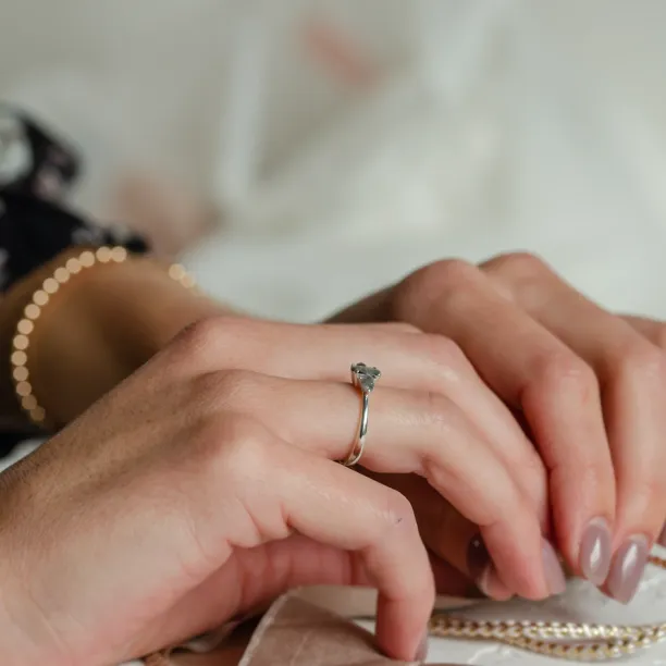 Zásnubní prsten AURELIO se salt'n'pepper diamanty nošený na ruce z bočního pohledu