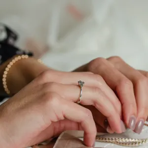 Zásnubní prsten AURELIO se salt'n'pepper diamanty nošený na ruce z bočního pohledu
