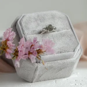 Šikmý pohled na zlatý zásnubní prsten AURELIO se salt'n'pepper diamanty