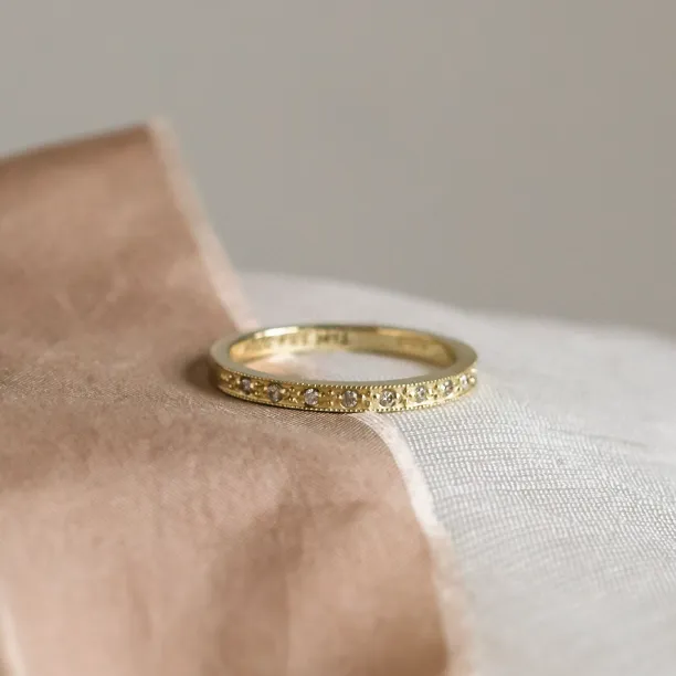 Vintage eternity prsten s diamanty ANTICA ve žlutém zlatě, šikmý pohled