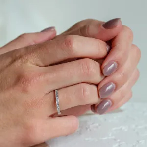 Detailní pohled na vintage eternity prsten s diamanty na ruce