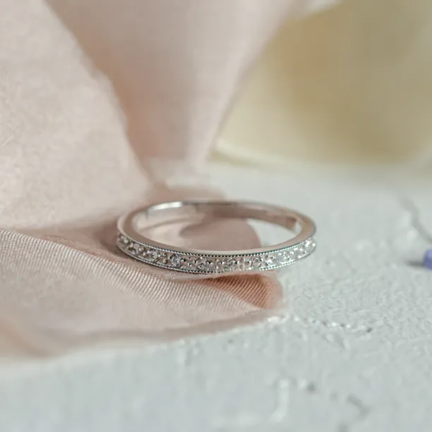 Detailní pohled na vintage eternity prsten s diamanty z bílého zlata