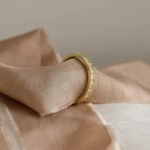 Detailní šikmý pohled na eternity prsten s diamanty ANTICA