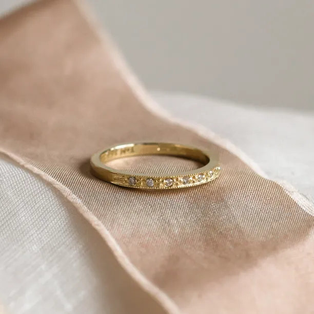 Detailní pohled na vintage eternity prsten s diamanty ANTICA