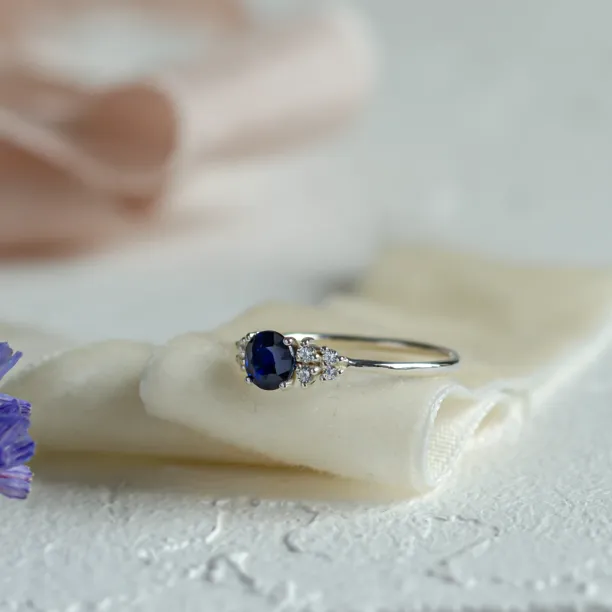 Engagement ring with sapphire and diamonds EDWARD Image