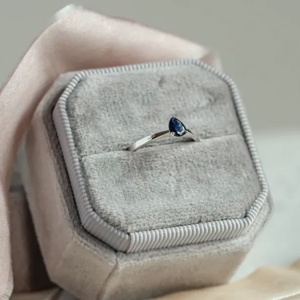 Engagement ring with blue sapphire LOUIS