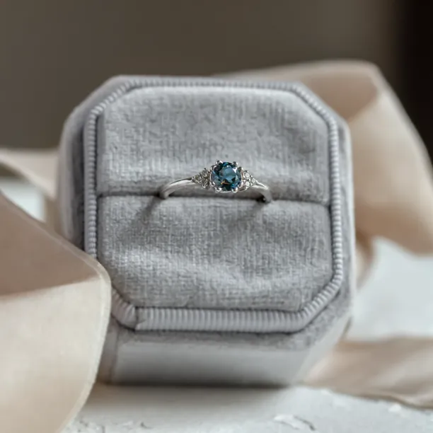 Engagement ring with topaz and diamonds MONELAND Image