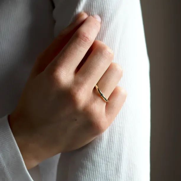 Minimalist engagement ring with salt'n'pepper diamond HAIMER Image