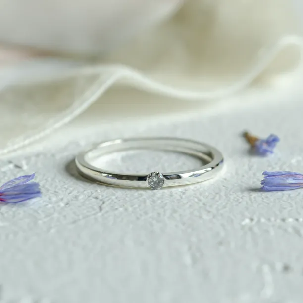 Minimalist engagement ring with salt'n'pepper diamond HAIMER Image