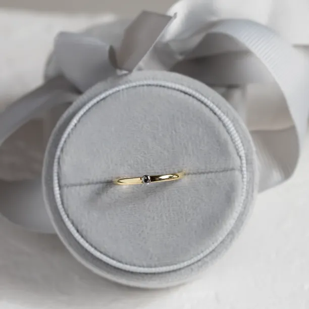 Minimalist engagement ring with salt'n'pepper diamond HAIMER Image