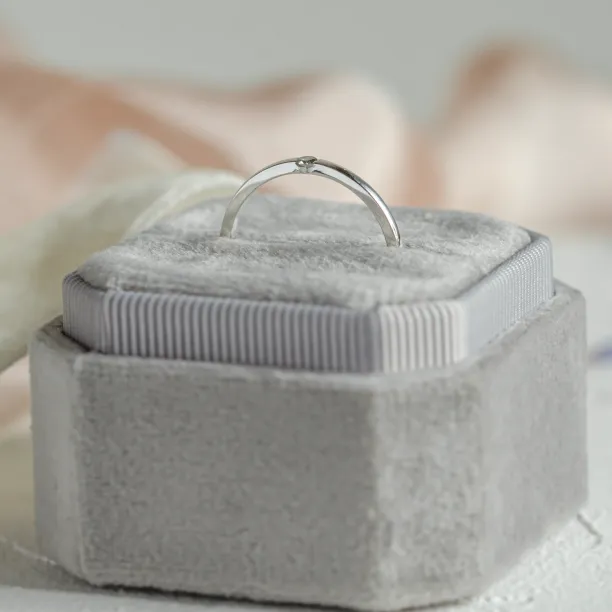 Minimalist engagement ring with salt'n'pepper diamond HAIMER Image