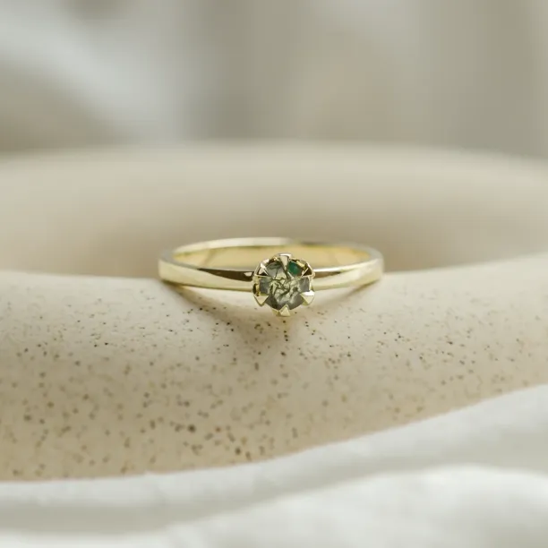 Minimalist moss agate ring in 14K yellow gold