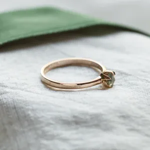 Side view of the minimalist ring with moss agate