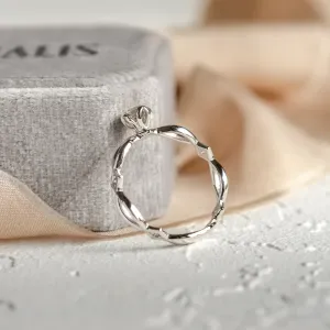 Pohled na vnitřní stranu propleteného prstenu QUEENZ a uchycení diamantu